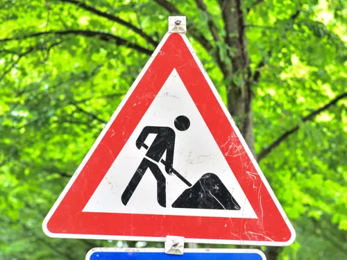 Ein rot-weißes Baustellen-Warnschild