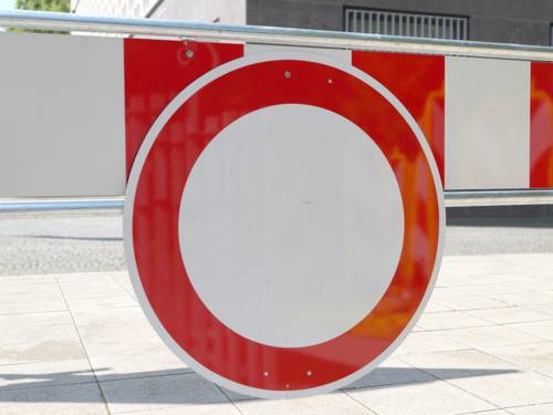 Ein Verkehrsschild mit rotem Rand, das innen weiß ist: Durchfahrt verboten