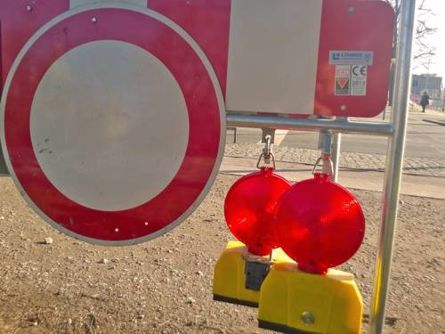 Verkehrsbarke mit dem Verkehrsschild "Durchfahrt verboten"