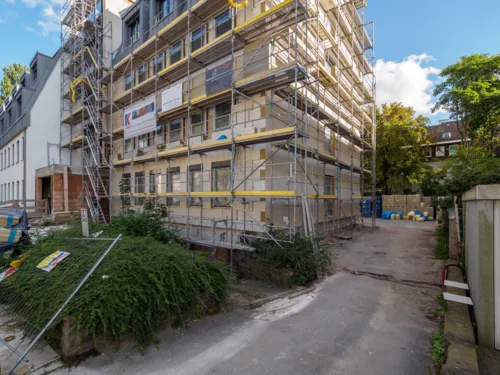 Baustelle mit Neubau.