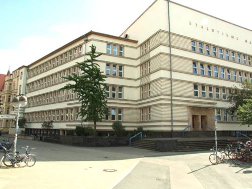 Blick von außen auf ein Schulgebäude