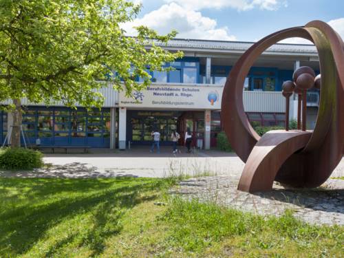 Blick auf den Eingang des Berufsbildungs-Zentrum der Berufsbildenden Schule Neustadt am Rübenberge.