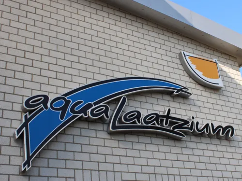 Schriftzug aquaLaatzium am Gebäude