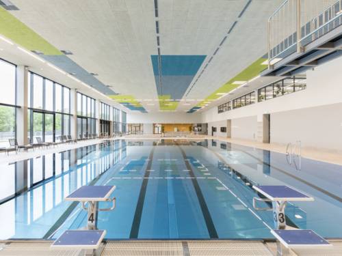 Schwimmbecken mit Startblöcken