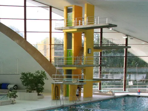 Sprungtum im Hallenbad.