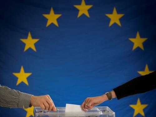Die Wahlurne vor dem Hintergrund der Europäischen Flagge