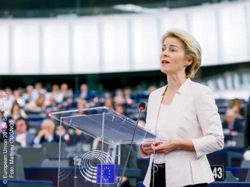 Eine Frau hält eine Rede