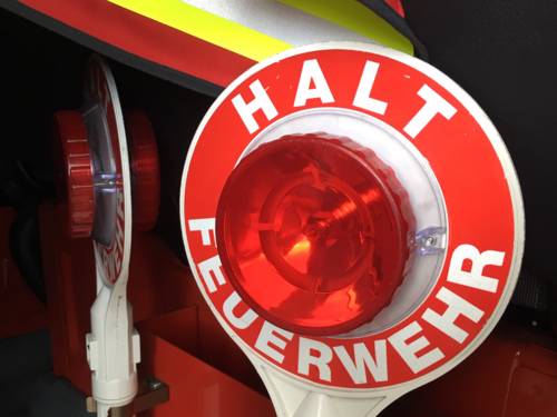 Anhaltestäbe der Feuerwehr an ihrem Platz in einem Feuerwehrfahrzeug.