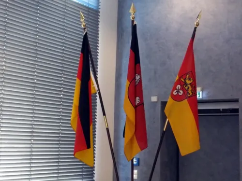 Drei Dienstflaggen