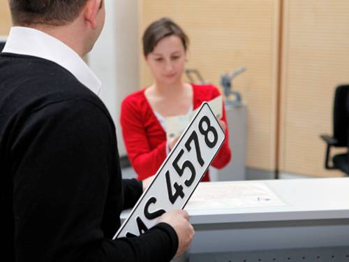 Bürger mit Kfz Kennzeichen am Tresen des Bürgerbüros.
