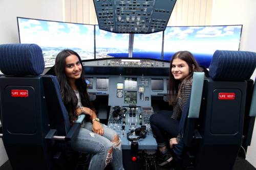 : Kurz vor der Landung am Flughafen in Nizza: Die 16-jährige Rinna Kuraischi (l.) als Kapitänin der Maschine mit ihrer Ko-Pilotin Regina Ruff (15).