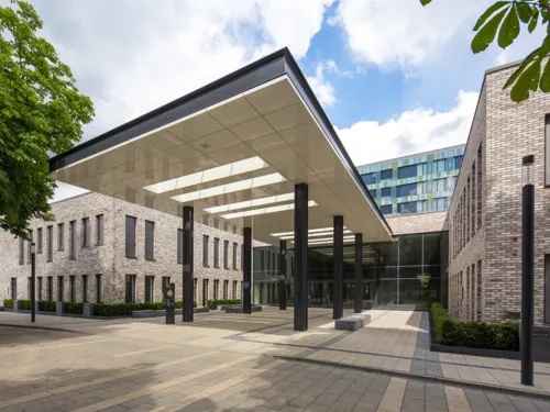 Der Haupteingang eines modernen Klinikums.