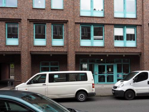 Besucherinnen und Besucher können den Eingang der Maschstraße 17 über eine Treppe und eine Rampe erreichen.