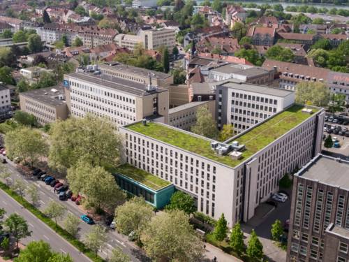 Gebäudekomplex der Region Hannover zwischen Hildesheimer Straße und Maschstraße aus einer leichten Vogelperspektive vom Dach eines gegenüberliegenden Gebäudes. 