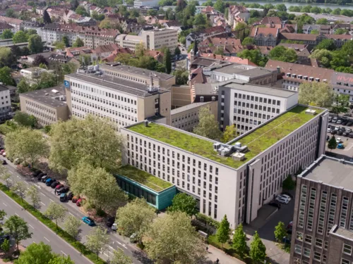 Gebäudekomplex der Region Hannover zwischen Hildesheimer Straße und Maschstraße aus einer leichten Vogelperspektive vom Dach eines gegenüberliegenden Gebäudes.