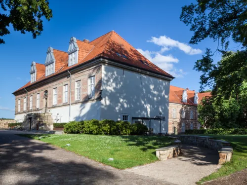 Das Neustädter Schloss wird von der Sonne beschienen.