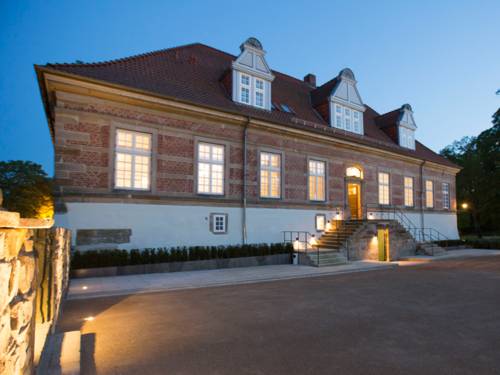 Nordflügel Schloss Landestrost am Abend mit dezenter Beleuchtung