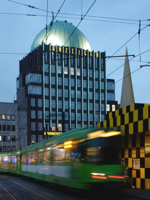 Backsteingebäude über zehn Geschosse mit charakteritischer Dachkuppel.