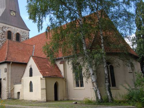 Kirchengebäude mit Turm