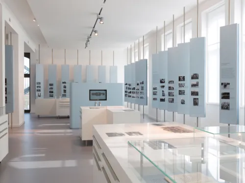 Ein Ausstellungsraum mit mehrern Info- und Bildertafeln.