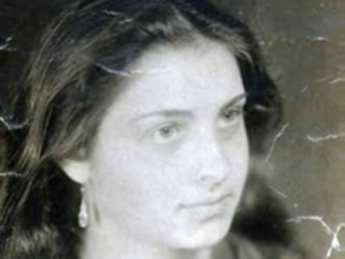 Alte Portraitaufnahme (schwarz-weiß) einer jungen Frau.
