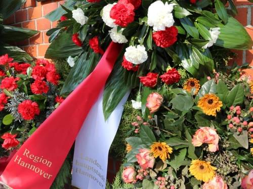 Blumenkranz an einer Mauer.