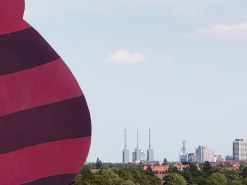 Schwangerschaftsbauch vor der Skyline von Hannover