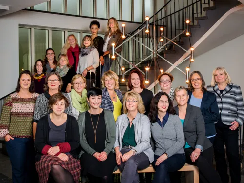 Gruppenbild von Frauen, die sitzen und stehen.