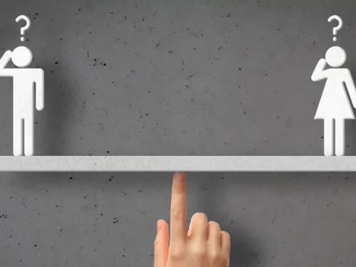 Waage auf einem Zeigefinger