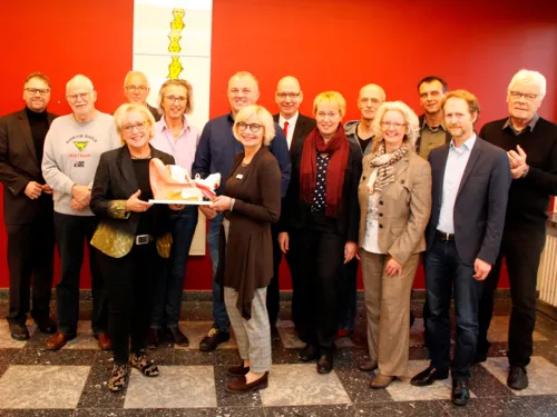 Eine Gruppe von Menschen, alle blicken in die Kamera