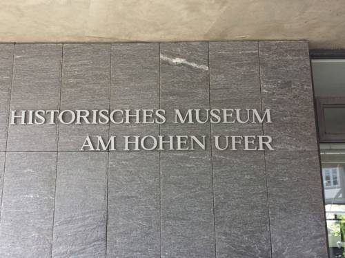 Dieses Bild zeigt den Namen des Museums am Eingang. Es steht geschrieben "Historisches Museum Am Hohen Ufer".