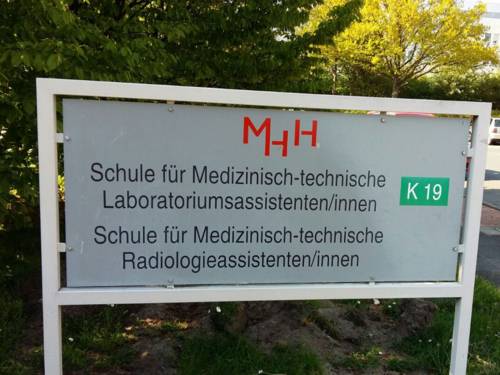 Eingangsbereich mit Schild einer Schule.