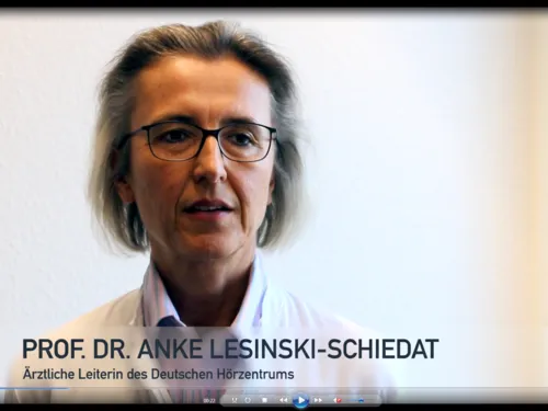 Standbild eines Videos mit einer Frau im Porträt