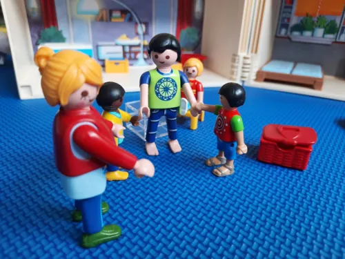 Situation mit Spielfiguren: Mann, Frau und zwei Kinder greifen sich an den Händen.