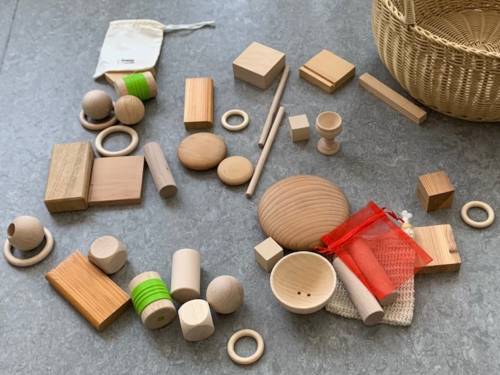 Gegenstände unterschiedlicher Form und aus unterschiedlichen Materialien liegen auf dem Fußboden.
