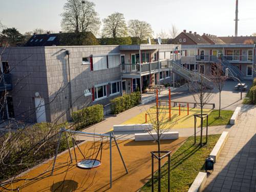 Blick auf das Gelände mit Freizeit- und Spielmöglichkeiten des Kinder- und Jugendheims Waldhof der Region Hannover am Standort Wunstorf.