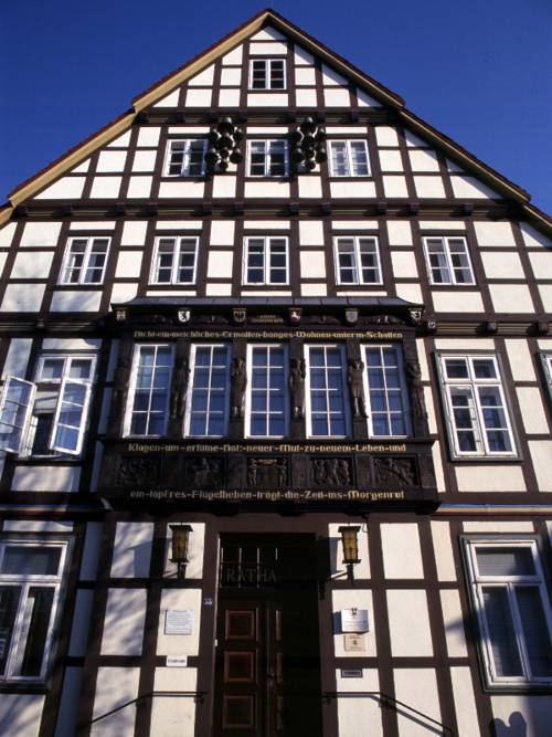 Fachwerkhaus mit dunklen Holzbalken, die Zwischenräume sind weiß verputzt.