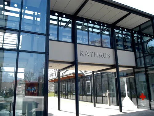 Glasfassade mit Schriftzug Rathaus