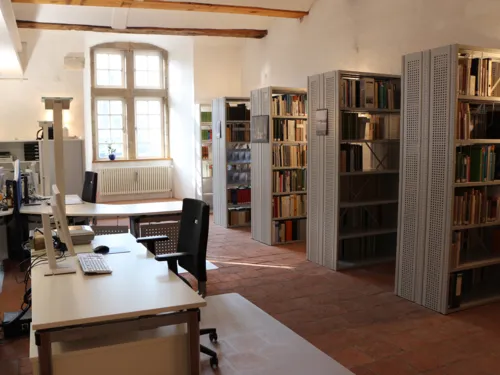Regal mit Büchern