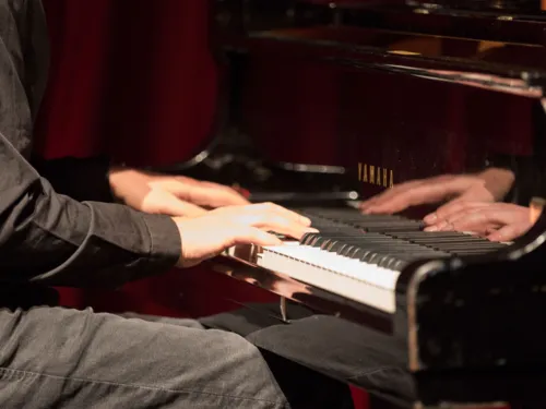 Die Hände eines Mannes, der Klavier spielt.