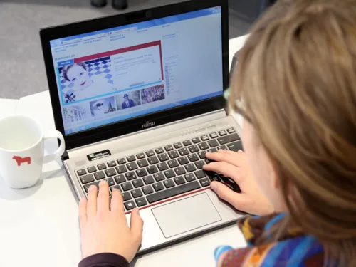 Eine Frau am Laptop.