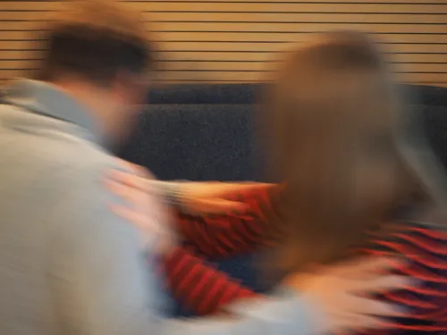 Ein Konflikt zwischen einer männlichen und einer weiblichen Person ist so weit ausgeartet, dass beide körperlich miteinander rangeln und sich schubsen. Diese Bewegungen erzeugen eine Bewegungsunschärfe.