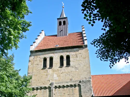 Kirchengebäude mit Turm