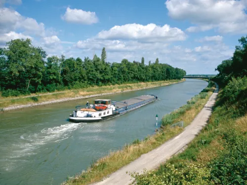 Ein Binnenschiff auf dem Mittellandkanal