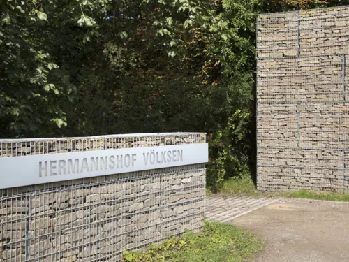 Eingang zu einem Gelände, Schriftzug Hermannshof