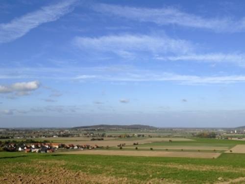 Landschaft vor blauem Himmel, mit den Erhebungen des Gehrdener Berges und Benther Berg
