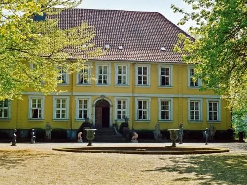 Historisches Gebäude mit Vorplatz