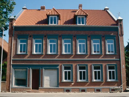 Wohnhaus aus rotem Ziegelsteinen