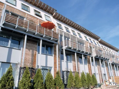 Häuserzeile mit Balkons und Sonnenschirm