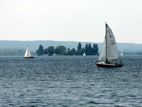 Segelschiff auf Binnenmeer